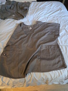 Relaxed V-Neck Scrubs Tunic Top in Gray